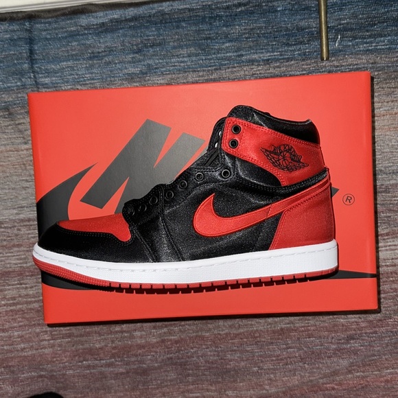 Women’s Jordan 1 Satin Bred - Picture 2 of 3